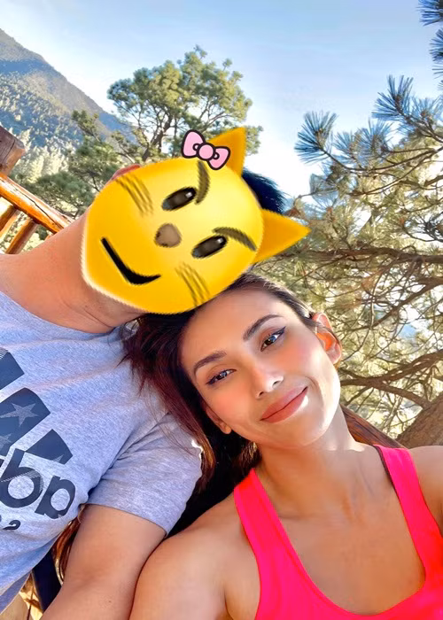 Cặp đôi quen nhau từ một buổi ăn uống với bạn chung của hai người, khi cô sang Mỹ công tác.