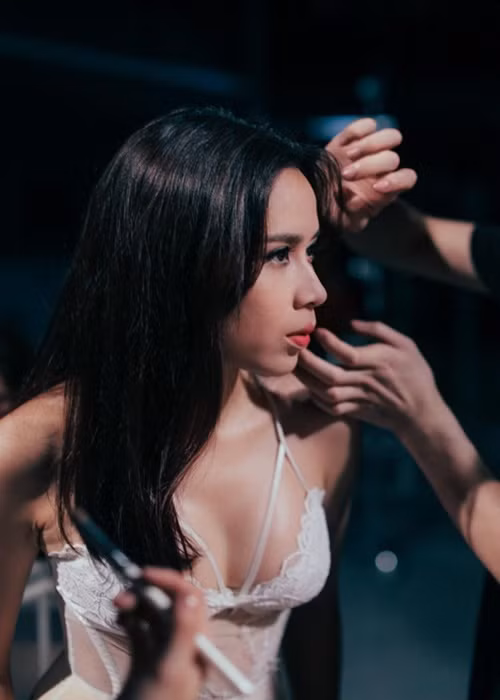 Trong MV "Get high" năm 2015, Lưu Hương Giang diện nội y. Nữ ca sĩ cho biết, cô không hề lo sợ mọi người sẽ nghĩ mình “cưa sừng làm nghé”. Ảnh: Khám phá