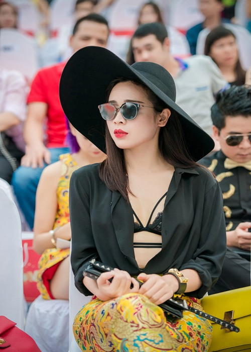 Hình ảnh Lưu Hương Giang mặc táo bạo khiến người đối diện khó rời mắt. Ảnh: Đời sống pháp luật