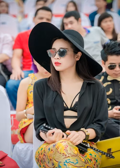 Hình ảnh Lưu Hương Giang mặc táo bạo khiến người đối diện khó rời mắt. Ảnh: Đời sống pháp luật