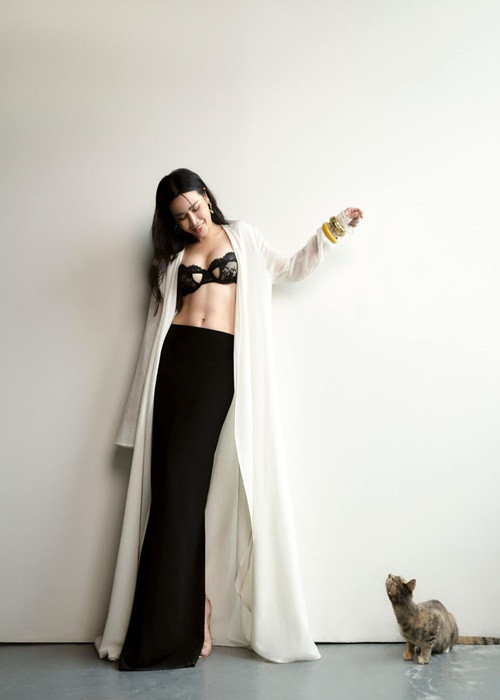 Trên trang cá nhân, Lưu Hương Giang vừa đăng tải hình ảnh mới nhất của mình. Nữ ca sĩ diện mốt nội y lộ thiên khoe khéo vòng một căng đầy cùng vòng eo săn chắc. Ảnh: FBNV