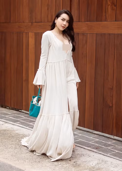 Bà xã Hồ Hoài Anh còn lăng xê mốt không nội y. Ảnh: FBNV