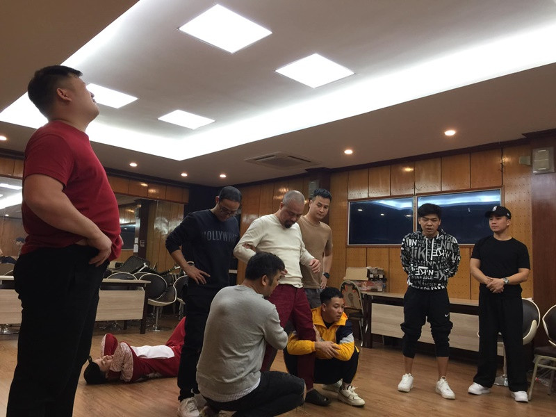 NTK Đức Hùng (áo trắng) cũng chia sẻ hình ảnh hậu trường tập luyện. Ảnh: FBNV