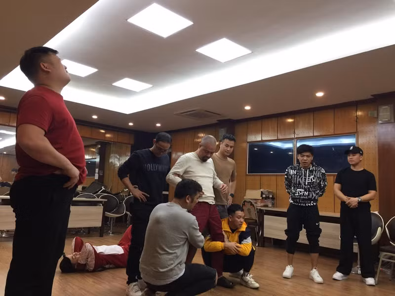 NTK Đức Hùng (áo trắng) cũng chia sẻ hình ảnh hậu trường tập luyện. Ảnh: FBNV