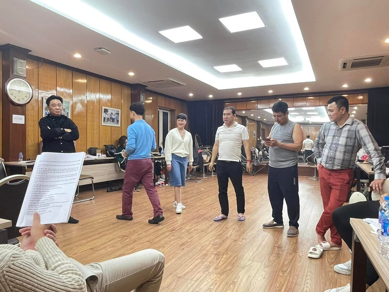 "Thiên Lôi" Minh Quân còn chia sẻ một số hình ảnh hậu trường tập luyện Táo Quân 2023. Ảnh: FBNV