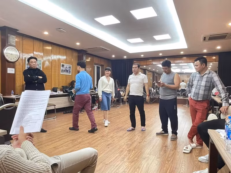 "Thiên Lôi" Minh Quân còn chia sẻ một số hình ảnh hậu trường tập luyện Táo Quân 2023. Ảnh: FBNV