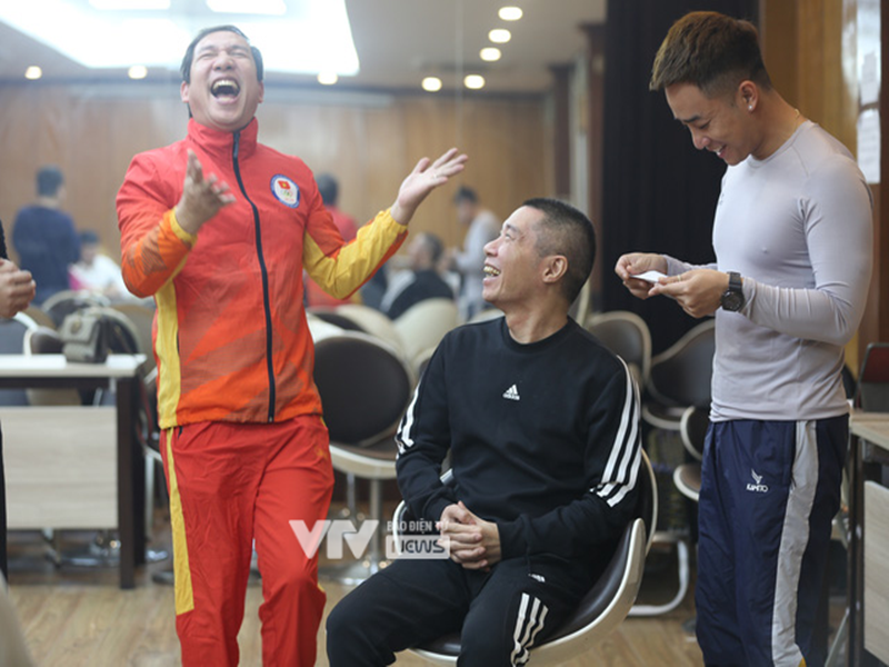 Táo Quân 2023 đánh dấu sự trở lại của Công Lý (giữa) sau một mùa vắng bóng. Ở hậu trường tập luyện, Công Lý luôn tươi rói. Ảnh: VTV