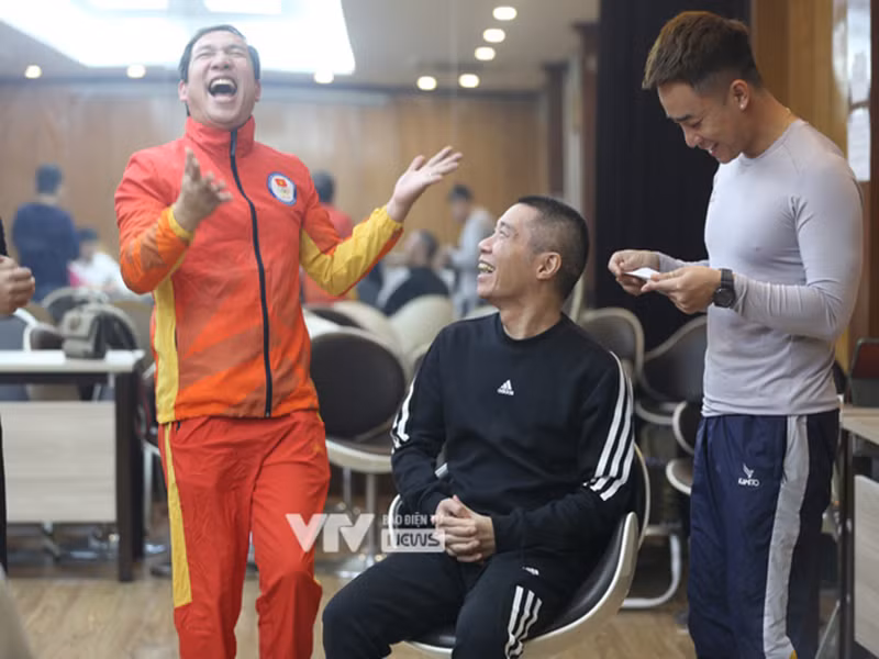 Táo Quân 2023 đánh dấu sự trở lại của Công Lý (giữa) sau một mùa vắng bóng. Ở hậu trường tập luyện, Công Lý luôn tươi rói. Ảnh: VTV