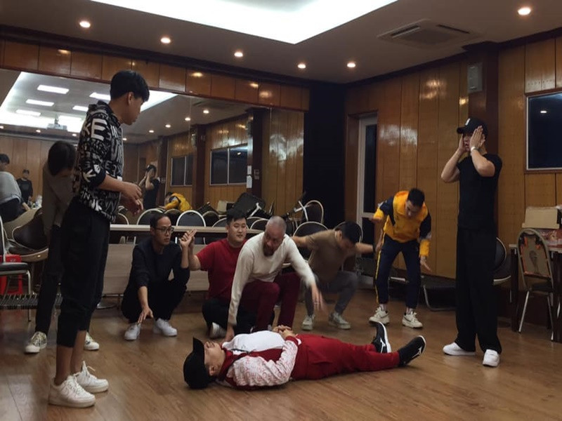 Ngoài thiết kế trang phục, Đức Hùng có lẽ còn đảm nhận một vai diễn trong Táo Quân năm nay. Ảnh: FBNV