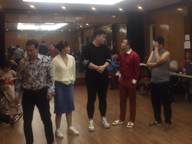 Một màn tung hứng giữa các nghệ sĩ Quang Thắng, Vân Dung, Tự Long, Chí Trung và Dũng "hớn". Ảnh: FBNV