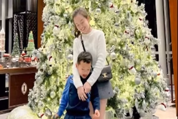 Tinh cu cua Mac Hong Quan khoe anh hiem ben con