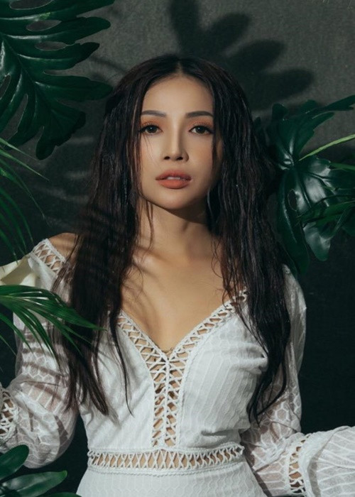 Thu nhập thời điểm mới vào nghề của Khả Như chỉ đủ cho cô ăn bánh mì, mì gói.