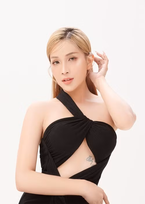 Nữ diễn viên đang đắt show đóng phim, diễn kịch. Nhiều người cho rằng Khả Như có khối tài sản không hề kém cạnh các đồng nghiệp giàu có.