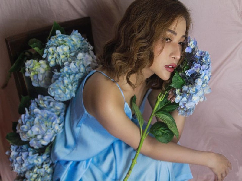 Trong cuộc phỏng vấn với Zing, Khả Như cho biết, ngày mới vào nghề, cô làm đủ nghề để kiếm sống như làm vũ công, làm đạo cụ múa, đóng vai quần chúng, đi lồng tiếng.