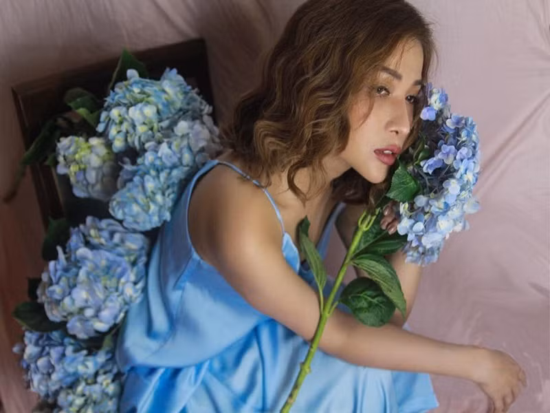 Trong cuộc phỏng vấn với Zing, Khả Như cho biết, ngày mới vào nghề, cô làm đủ nghề để kiếm sống như làm vũ công, làm đạo cụ múa, đóng vai quần chúng, đi lồng tiếng.