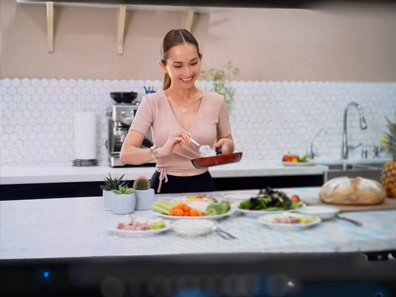 Ở xứ cờ hoa, Kim Hiền sản xuất show cá nhân về du lịch, đời sống bên cạnh công việc kinh doanh.