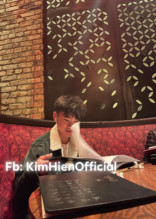 Kim Hiền hạnh phúc khi thấy con trai lớn lên và trưởng thành, có trách nhiệm, bao dung, luôn yêu thương những người thương mình. “Bao chặng đường con sát cạnh mẹ, buồn vui khổ sướng con cũng cùng mẹ nếm hết, vậy mà giờ đây con đã biết chia sẻ và luôn nghĩ cho gia đình, bữa ăn tối hôm trước giá trị biết chừng nào khi con nói về công việc và được lên lương. Thương lắm khi con mẹ đã cạnh mẹ tới lúc này", cô bày tỏ.