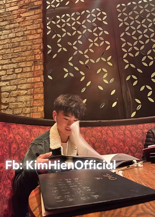 Kim Hiền hạnh phúc khi thấy con trai lớn lên và trưởng thành, có trách nhiệm, bao dung, luôn yêu thương những người thương mình. “Bao chặng đường con sát cạnh mẹ, buồn vui khổ sướng con cũng cùng mẹ nếm hết, vậy mà giờ đây con đã biết chia sẻ và luôn nghĩ cho gia đình, bữa ăn tối hôm trước giá trị biết chừng nào khi con nói về công việc và được lên lương. Thương lắm khi con mẹ đã cạnh mẹ tới lúc này", cô bày tỏ.