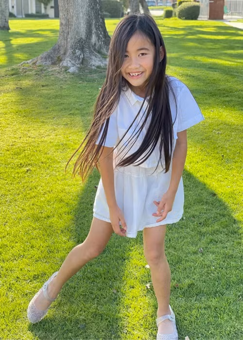 Con gái Kim Hiền có mái tóc dài mượt mà, làn da ngăm khỏe khoắn, đôi mắt biết nói giống mẹ. Ngoài ca hát, bé Yvona rất đam mê vẽ tranh.