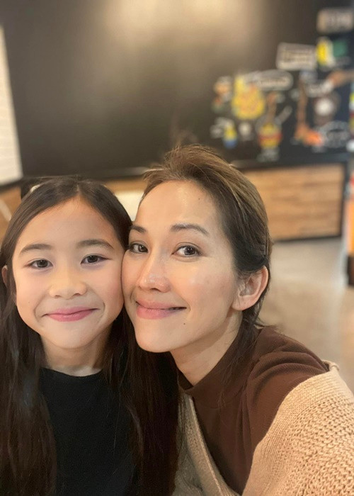 Trên trang cá nhân, Kim Hiền thường đăng tải hình ảnh hai con: cậu con trai đầu lòng Sonic và con gái thứ hai Yvona.