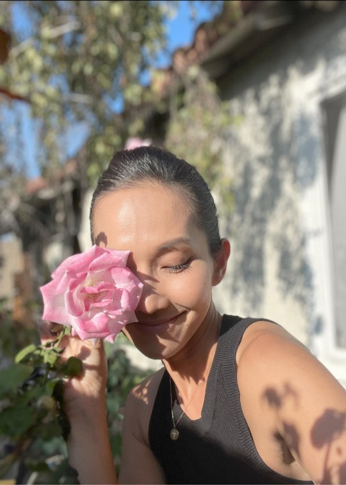 Kim Hiền đang sống trong một ngôi nhà có khu vườn rộng. Nữ diễn viên tự tay trồng, chăm sóc nhiều loại cây ăn trái và hoa khác nhau.