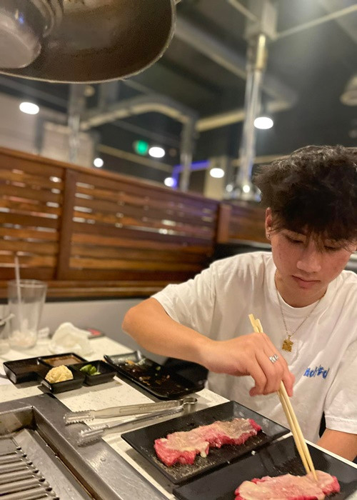 Bé Sonic hiện tại cao 1m85, sở hữu nước da hơi ngăm, gương mặt góc cạnh. Con trai Kim Hiền tự lập rất sớm. Cậu nhóc xin bố mẹ đi làm thêm để trải nghiệm cuộc sống khi học lớp 11.