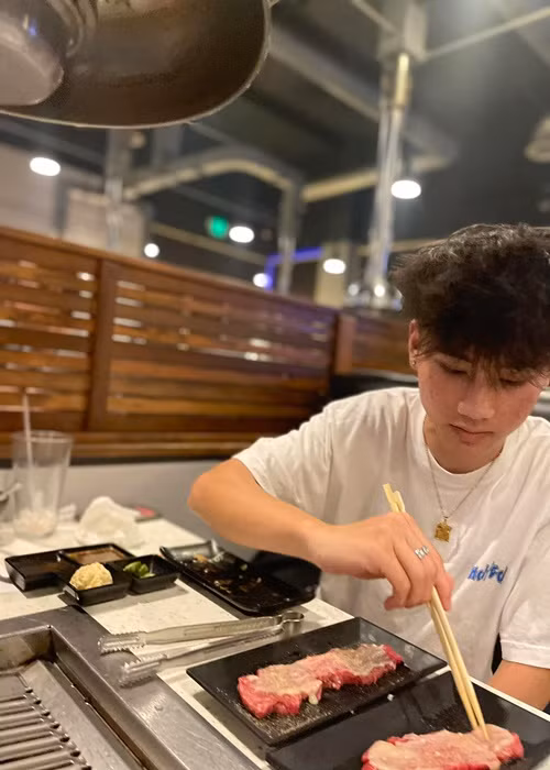 Bé Sonic hiện tại cao 1m85, sở hữu nước da hơi ngăm, gương mặt góc cạnh. Con trai Kim Hiền tự lập rất sớm. Cậu nhóc xin bố mẹ đi làm thêm để trải nghiệm cuộc sống khi học lớp 11.