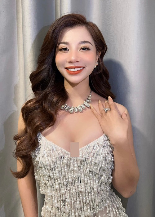 Phượng Vũ ưa chuộng các mẫu trang phục giúp cô tôn vòng một trễ nải.