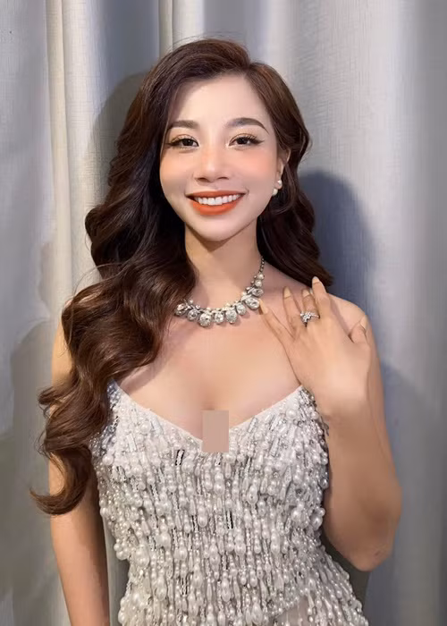 Phượng Vũ ưa chuộng các mẫu trang phục giúp cô tôn vòng một trễ nải.