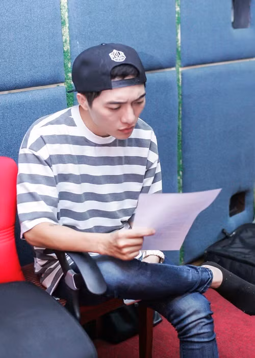 Châu Đăng Khoa bắt đầu gây chú ý khi bài hát “Bận rộn” do anh sáng tác và trình bày, nhạc sĩ Thanh Tâm phối khí, được giải “Bài hát ấn tượng do khán giả bình chọn” tại Bài hát Việt tháng 10/2012.