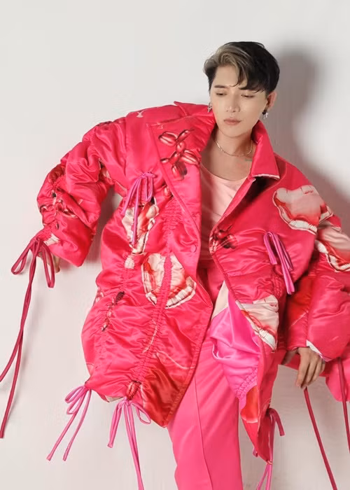 Châu Đăng Khoa còn là ông bầu. Anh từng quản lý 2 nữ ca sĩ Lyly và Orange.