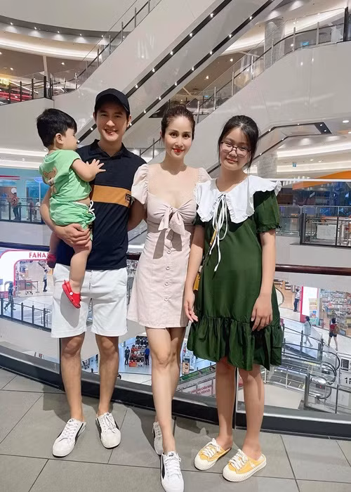 "Cảm ơn chồng đã luôn yêu thương và lo lắng cho vợ. Người không bao giờ bỏ mặc vợ dù có vui hay buồn. Người luôn bao dung và bảo vệ vợ cho dù vợ có làm gì sai. Và một người luôn rất đẹp trai trong mắt vợ. Cảm ơn chồng về tất cả. Yêu chồng", Thảo Trang “nịnh” chồng.