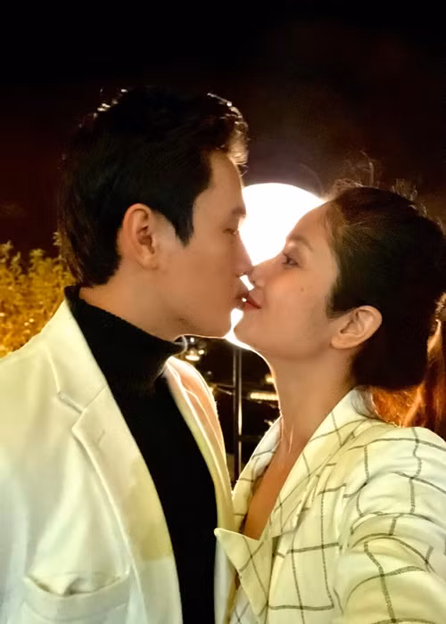 Quang Pháp yêu thương, chiều chuộng Thảo Trang. Nam diễn viên luôn báo cáo vợ mỗi khi đi quay và tranh thủ về sớm chứ không để vợ một mình.