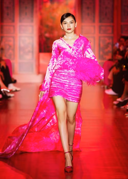 Nhan sắc ngọt ngào, Mai Phương liên tục nhận được lời mời trình diễn thời trang.