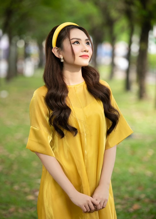 Mới đây, cô gây tranh cãi khi ngậm kẹo mút, nhảy nhót.