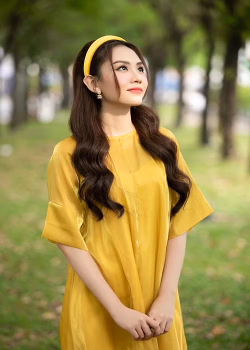 Mới đây, cô gây tranh cãi khi ngậm kẹo mút, nhảy nhót.