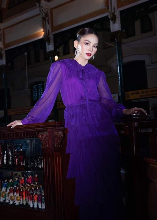 Nàng hậu trải lòng về ồn ào: "Người ta nói hoa hậu thì cần phải đoan trang. Nhưng những giây phút gần gũi đời thường là cách mà hoa hậu không quá xa cách với mọi người. Hãy nhìn nhận tích cực hơn. Tôi là người yêu âm nhạc. Nhảy nhót không có nghĩa là mình xấu. Khiến mọi người vui vẻ, bung xõa không có nghĩa là mình sẽ lơ là công việc. Tôi rất rõ ràng, làm việc là làm việc, chơi là chơi, học là học. Quan trọng nhất tôi luôn là chính mình".