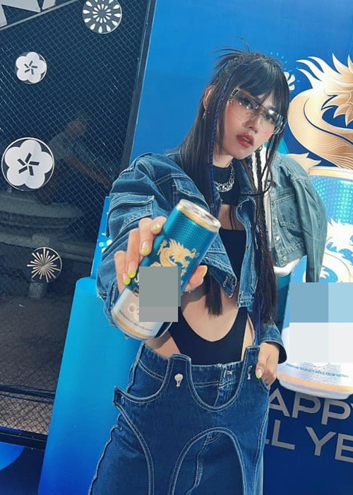 Nàng hậu không ngại diện trang phục táo bạo, cá tính.