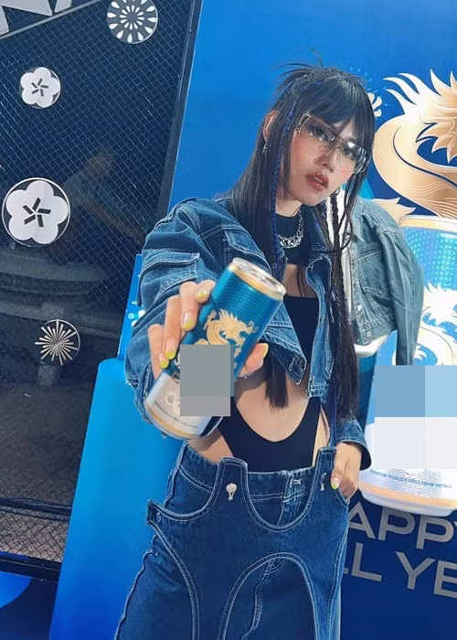 Nàng hậu không ngại diện trang phục táo bạo, cá tính.