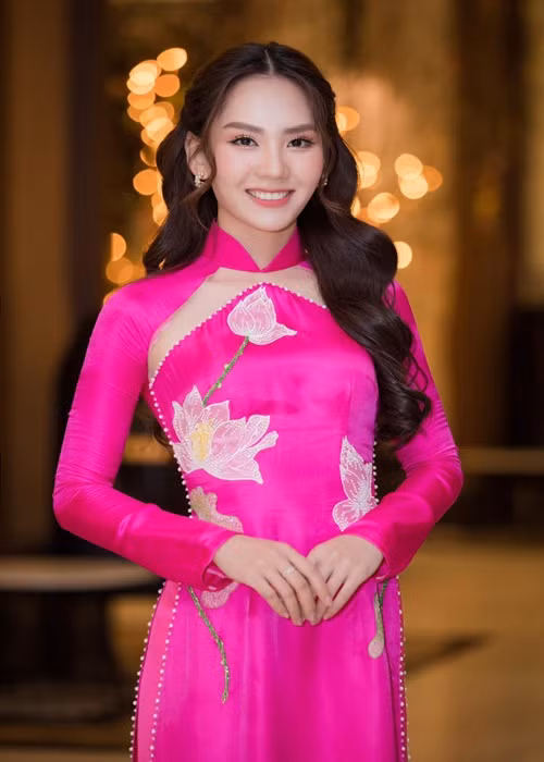 Huỳnh Nguyễn Mai Phương khoe vẻ tươi tắn khi diện áo dài.