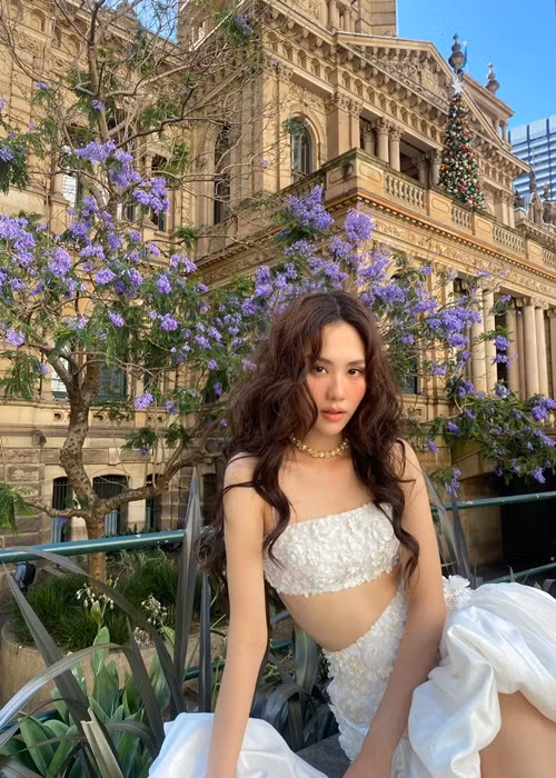 Đằng sau vương miện, chân dài sinh năm 1999 sống đúng với lứa tuổi của mình.