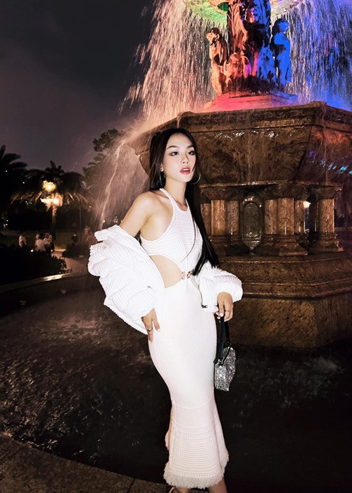 Người đẹp gốc Đồng Nai khoe vẻ gợi cảm, sành điệu ở đời thường.