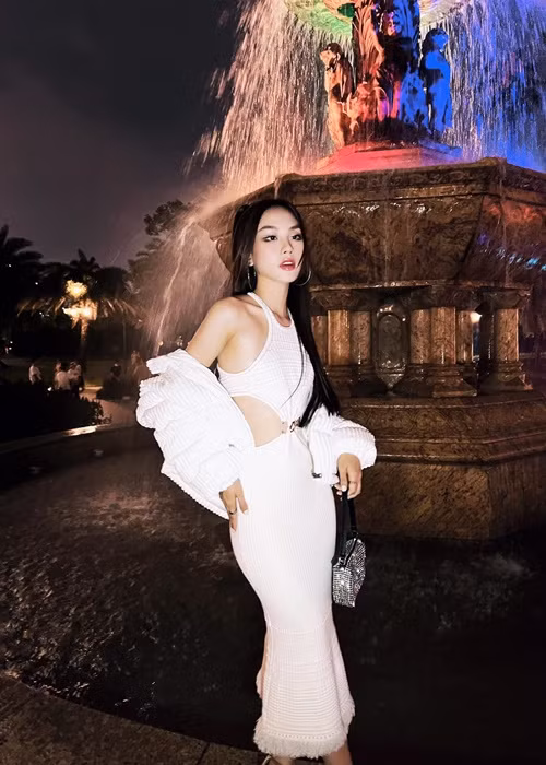 Người đẹp gốc Đồng Nai khoe vẻ gợi cảm, sành điệu ở đời thường.