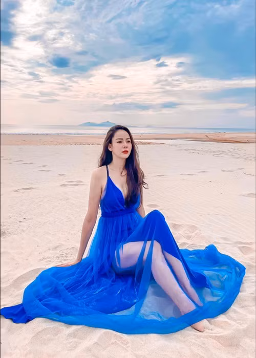 Bà xã Hồng Quang đầy trẻ trung, gợi cảm.