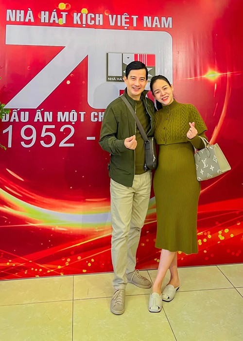 Diễm Hương khoe bụng bầu bên ông xã Hồng Quang dịp kỷ niệm 70 năm ngày thành lập Nhà hát kịch Việt Nam.