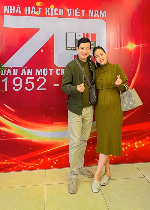 Diễm Hương khoe bụng bầu bên ông xã Hồng Quang dịp kỷ niệm 70 năm ngày thành lập Nhà hát kịch Việt Nam.