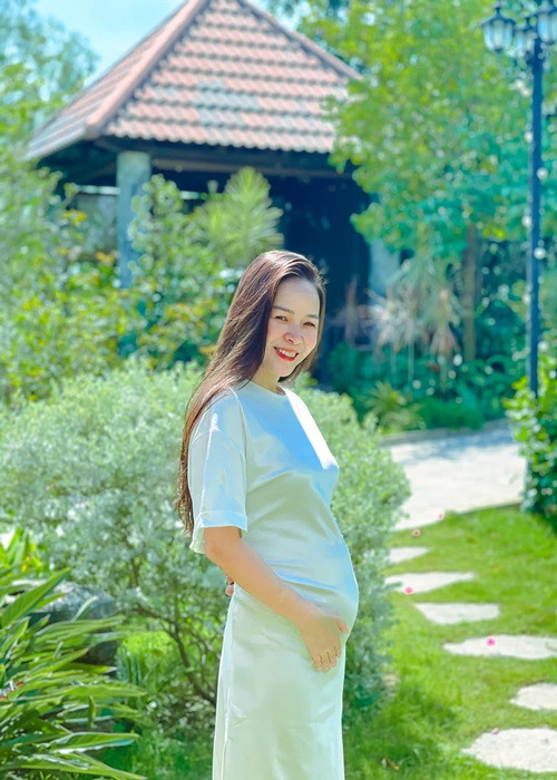 Nữ diễn viên phim "Gara hạnh phúc" luôn giữ được vẻ rạng rỡ khi mang bầu.