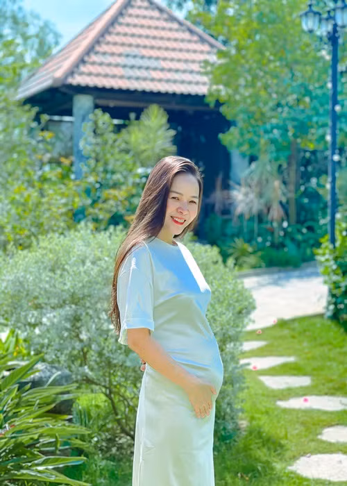 Nữ diễn viên phim "Gara hạnh phúc" luôn giữ được vẻ rạng rỡ khi mang bầu.