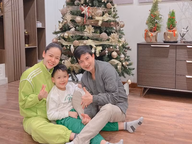 Diễm Hương chia sẻ trên Lao động, cô luôn thấy may mắn khi gặp chồng ở thời điểm anh đã có một đời vợ. "Chính vì đi qua đổ vỡ rồi nên anh Quang nhận thấy ở lần kết hôn thứ 2 anh sẽ phải rút kinh nghiệm. Anh không được phạm vào những sai lầm từng mắc phải trong cuộc hôn nhân cũ. Sau khi đã đi qua đổ vỡ, việc có gia đình mới sẽ khiến người đàn ông cần phải thay đổi. Tôi nhìn nhận, anh Quang là người rất trân trọng gia đình và yêu thương vợ con. Khi tìm thấy một người đàn ông tốt như thế, tôi cứ yêu và cưới thôi. Anh Quang là người đàn ông bao dung, tốt tính. Tôi cũng không bao giờ giấu việc tôi là vợ thứ hai của anh", cô nói.