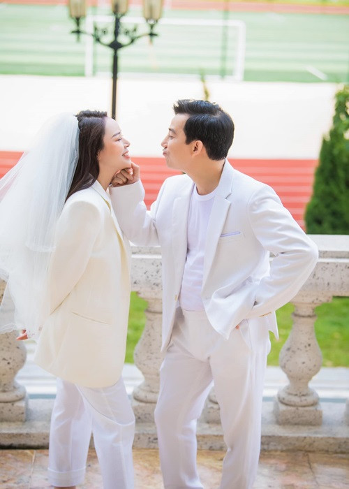 Chồng Diễm Hương cũng là diễn viên quen thuộc của màn ảnh Việt. Anh đóng chính phim: "Vào Nam ra Bắc", "Những ngày cuối cùng trong xà lim án chém", "Hoa hồng trên ngực trái".